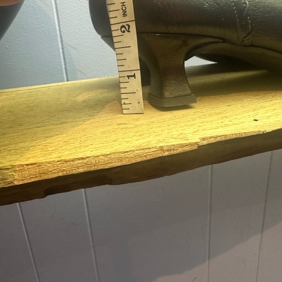 Elegant Stuart Weitzman Tassel Loafers - Picture 4 of 8